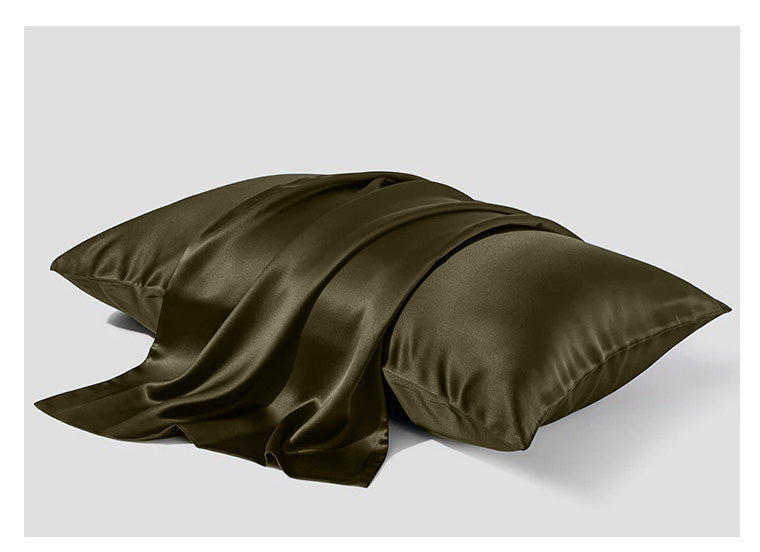 taie d’oreiller en soie naturelle sur lit